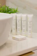 Modern Apartment by Renters Prestige