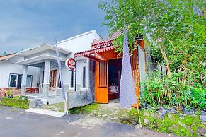 OYO 93789 Mbah Carik Homestay Syari'ah