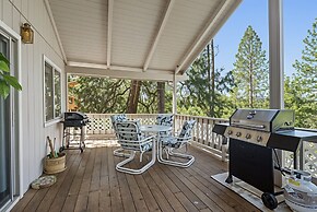 Tranquil Retreat - Home With Spacious Deck & Grill 4 Bedroom Home