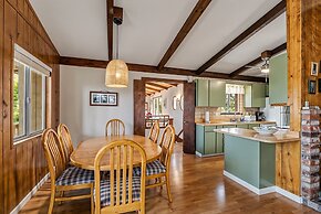 Tranquil Retreat - Home With Spacious Deck & Grill 4 Bedroom Home