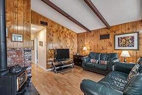 Tranquil Retreat - Home With Spacious Deck & Grill 4 Bedroom Home