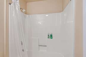 Tranquil Retreat - Home With Spacious Deck & Grill 4 Bedroom Home