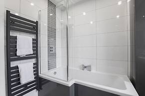 Elliot Oliver- Superior 6 Bedroom House With Hot Tub And Log Burner