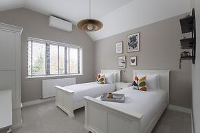 Elliot Oliver- Superior 6 Bedroom House With Hot Tub And Log Burner