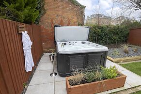 Elliot Oliver- Superior 6 Bedroom House With Hot Tub And Log Burner