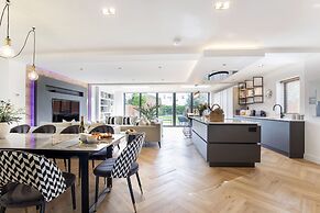 Elliot Oliver- Superior 6 Bedroom House With Hot Tub And Log Burner