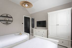 Elliot Oliver- Superior 6 Bedroom House With Hot Tub And Log Burner