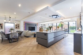 Elliot Oliver- Superior 6 Bedroom House With Hot Tub And Log Burner