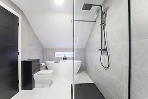 Elliot Oliver- Superior 6 Bedroom House With Hot Tub And Log Burner