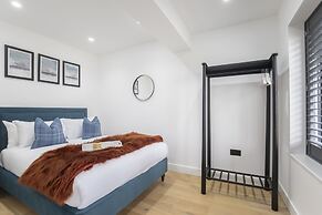 Elliot Oliver- Superior 6 Bedroom House With Hot Tub And Log Burner