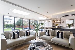 Elliot Oliver- Superior 6 Bedroom House With Hot Tub And Log Burner