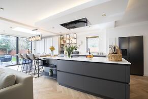 Elliot Oliver- Superior 6 Bedroom House With Hot Tub And Log Burner