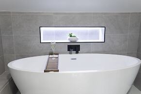 Elliot Oliver- Superior 6 Bedroom House With Hot Tub And Log Burner