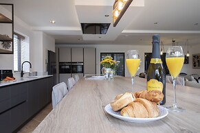 Elliot Oliver- Superior 6 Bedroom House With Hot Tub And Log Burner
