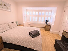 Stylish 2-bed Apartment Near Richmond Park