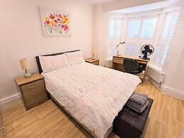 Stylish 2-bed Apartment Near Richmond Park