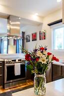 Downton Annie Apartment One 2BD 1BA Parking