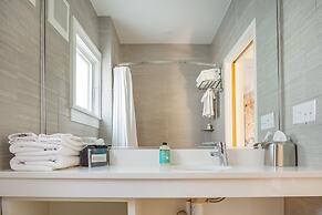 Downton Annie Apartment One 2BD 1BA Parking