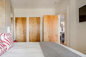 Downton Annie Apartment One 2BD 1BA Parking