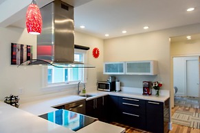 Downton Annie Apartment One 2BD 1BA Parking