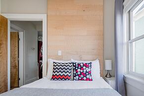 Downton Annie Apartment One 2BD 1BA Parking