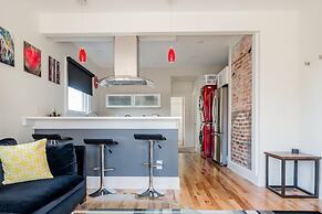 Downton Annie Apartment One 2BD 1BA Parking