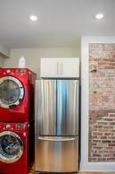 Downton Annie Apartment One 2BD 1BA Parking