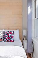 Downton Annie Apartment One 2BD 1BA Parking