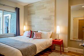 Downton Annie Apartment One 2BD 1BA Parking