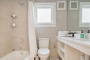 Downton Annie Apartment One 2BD 1BA Parking