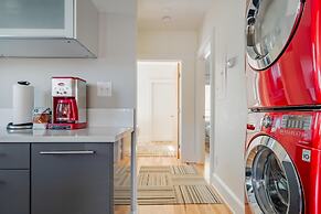 Downton Annie Apartment One 2BD 1BA Parking