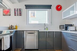 Downton Annie Apartment One 2BD 1BA Parking