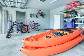 Pet-friendly Fort Pierce Home w/ Pool & Kayaks!