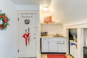 Cozy Niagara Falls Cottage w/ Gas Grill + Patio!