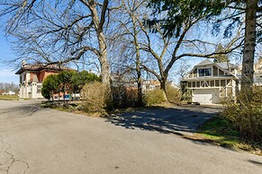 Cozy Niagara Falls Cottage w/ Gas Grill + Patio!