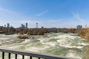 Cozy Niagara Falls Cottage w/ Gas Grill + Patio!