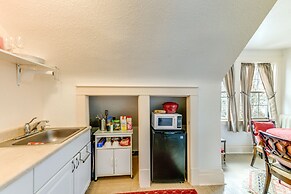 Cozy Niagara Falls Cottage w/ Gas Grill + Patio!