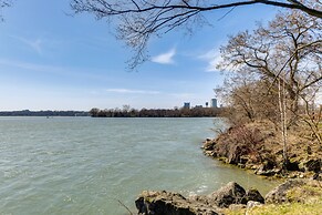 Cozy Niagara Falls Cottage w/ Gas Grill + Patio!