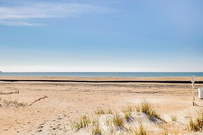 Atlantic Beach Condo w/ Balcony & Beach Access!