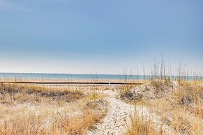 Atlantic Beach Condo w/ Balcony & Beach Access!