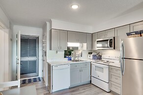 Atlantic Beach Condo w/ Balcony & Beach Access!