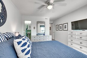 Atlantic Beach Condo w/ Balcony & Beach Access!