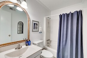 Atlantic Beach Condo w/ Balcony & Beach Access!