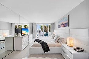 Biscayne Bay Poolside Oasis