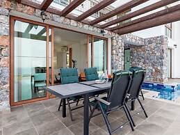 Luxurious Villa With Breathtaking Seaview