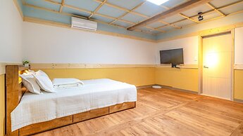 Gyeongju Gampo Byeolbit Hanok Pension