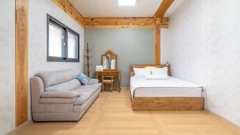 Gyeongju Gampo Byeolbit Hanok Pension