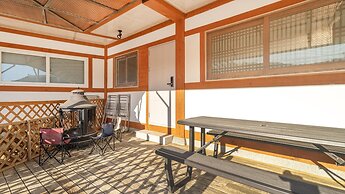 Gyeongju Gampo Byeolbit Hanok Pension