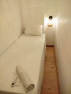 Room-hb9-b Bed In Mixed Capsule Room