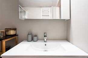 Elegant And Fresh Apt In Hip Pagrati